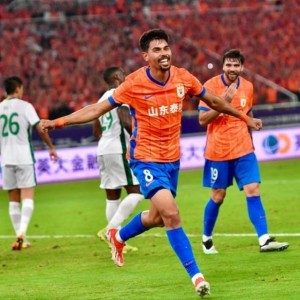 泰山逼平申花！媒体人热议：阻击京沪赢得尊重，被主裁偷走2分