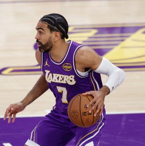 B体育官方网站-前有纳恩后有文森特！阿里纳斯：湖人总被诱骗去交易来些垃圾