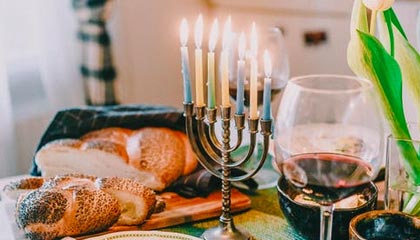 上海一非法营运司机 暴力冲卡撞伤辅警逃逸